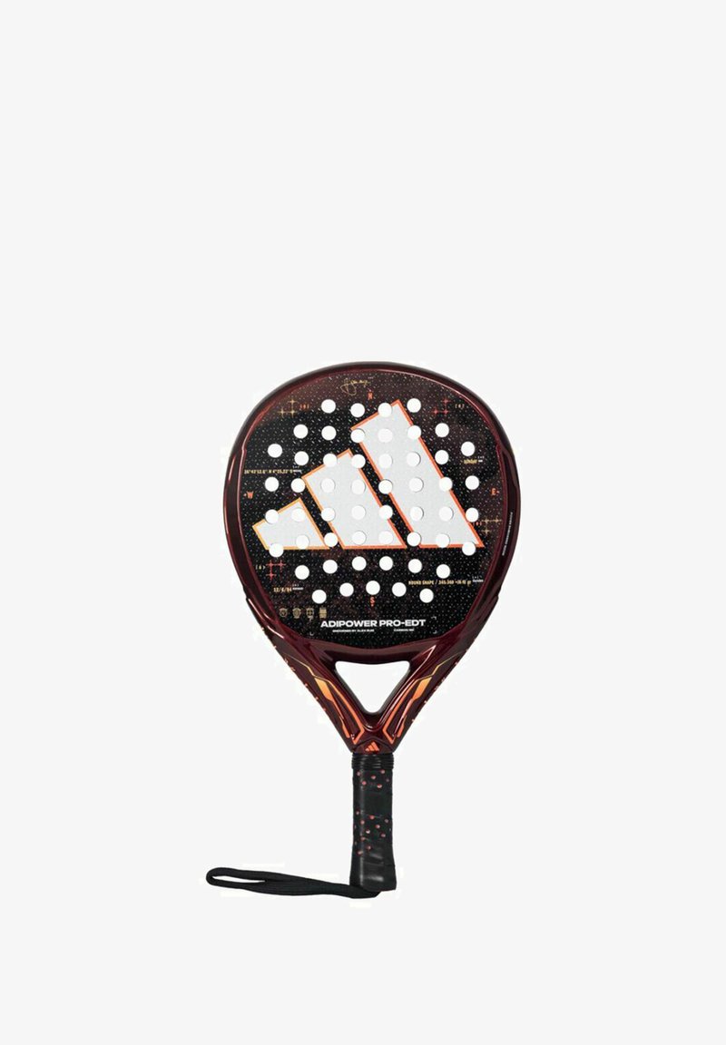 Adipower Pro-EDT Paddel mit einem schwarzen und kastanienbraunen Design, das weiße Perforationen, einen strukturierten Griff und ein auffälliges Logo-Muster aufweist.
