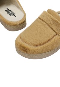 Tan knuffelige sloffen met een afgeronde teen, een gevoerde inlegzool en een enkele band over de bovenkant. Zachte textuur met een gevormde zool.