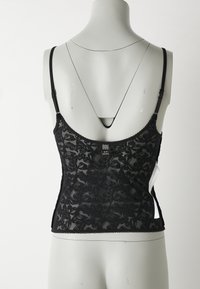Zwarte kant camisole met een vlinderpatroon, verstelbare bandjes en een V-achterontwerp. Zachte textuur en geschulpte zoomdetails.