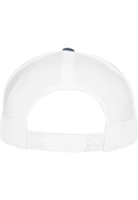 Hvid kasket med netbag og plastik snaplukning. Har en solid stofforside og en lille marineblå accent på toppen.
