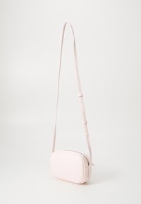 Borsa crossbody rosa con forma rettangolare, texture in pelle liscia, tracolla regolabile e chiusura superiore con zip.