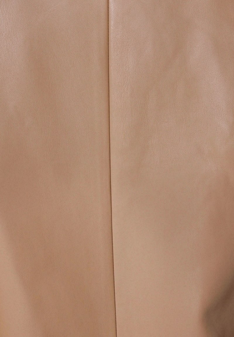 Bouton Ancien En Cuir Couleur Camel 3,9 Cm - Carré, Occasion, Couture, France