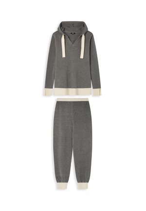 Grijze hoodie met beige accenten en trekkoorden, gecombineerd met bijpassende smal toelopende sweatpants. Zachte stof met geribbelde manchetten en onderrand.