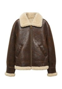 Veste bomber en cuir marron avec un col en shearling beige, fermeture éclair à l'avant et deux poches latérales, caractérisée par un tissu au toucher doux et des poignets côtelés.