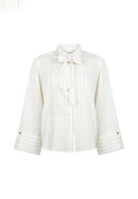 Witte blouse met verticale strepen, voorzien van een strikjeskraag en driekwartmouwen. Zachte stof met een gladde textuur en accentknopen.