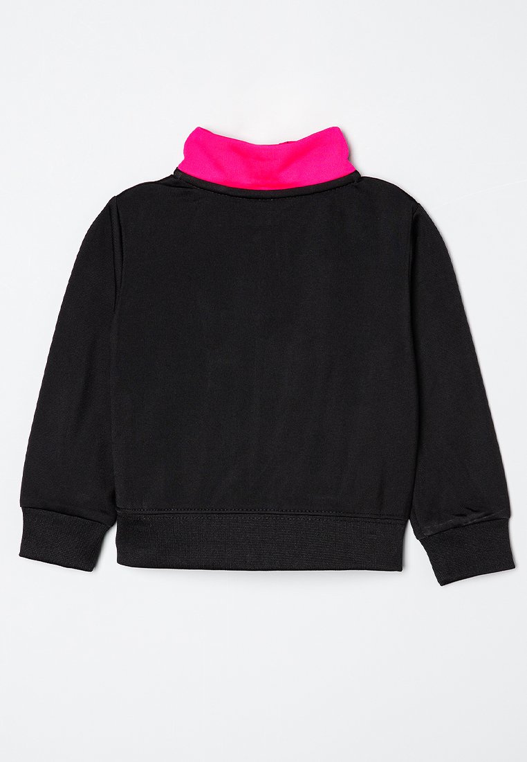 Pull noir à col haut de couleur rose vif. Il a des manches longues et un ourlet côtelé. Le matériau semble lisse et extensible.
