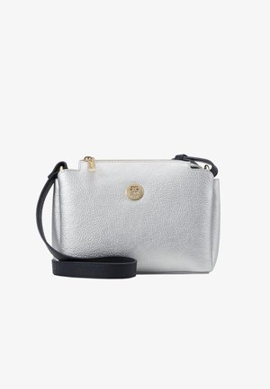 Srebrna torebka crossbody z teksturowanej skóry, ze złotymi akcentami i czarnym paskiem, posiadająca zamek błyskawiczny oraz logo na froncie.