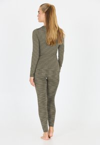 Grijze, gestructureerde langwerpige body met een slim fit en lange benen, getoond vanuit de achterkant, waarbij het subtiele patroon van de stof wordt benadrukt.