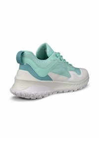 Licht mintgroene sportschoen met witte accenten, textiele mesh bovenwerk, gevoerde kraag en een stevige rubberen zool met een gestreept profiel.