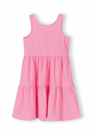 Ujjatlan, texturált rózsaszín réteges ruha, karcsúsított felsőrésszel és szélesebb szoknyával, alkalmi vagy nyári viseletre tervezve.