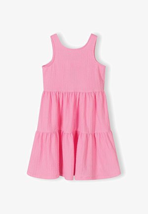 Robe rose à volants texturée sans manches, avec un corsage ajusté et une jupe évasée, conçue pour un usage décontracté ou estival.