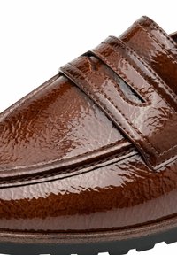 Mocassins en cuir verni marron avec une surface texturée, dotés d'un design à double bride et d'une semelle en caoutchouc noir robuste.