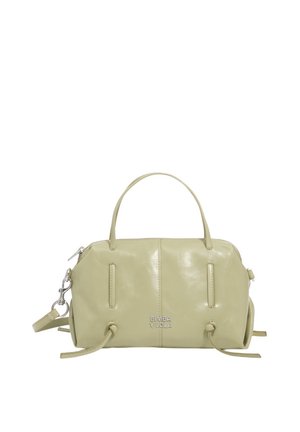 Bolso de mano de cuero brillante verde claro con dos asas, cierre de cremallera y logo plateado "Bimba y Lola" en el centro delantero.