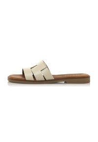 Infradito con tomaia in pelle beige caratterizzata da un design intrecciato, punta aperta e soletta imbottita marrone su una suola piatta in gomma.