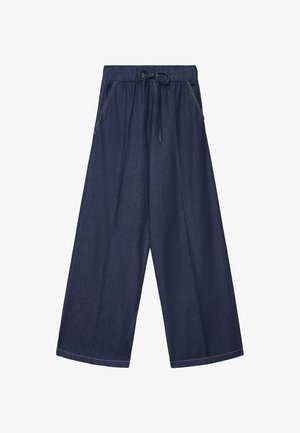 Pantalon en denim bleu foncé à jambes larges avec taille élastique et cordon de serrage, doté de poches avant et de détails de couture visibles.