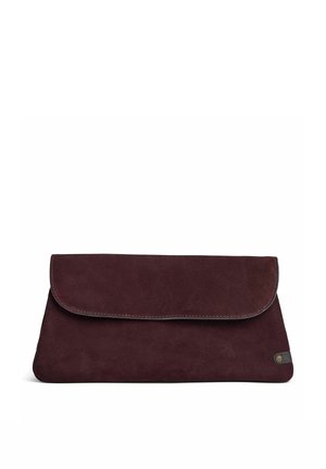Mørke lilla ruskind rektangulær clutch taske med klaplukning og lille rund metal logo detalje i nederste højre hjørne.