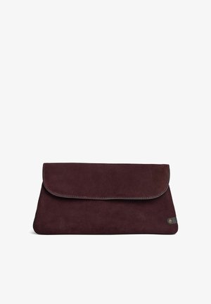Pochette rectangulaire en daim violet foncé avec fermeture à rabat et petit détail de logo rond en métal dans le coin inférieur droit.