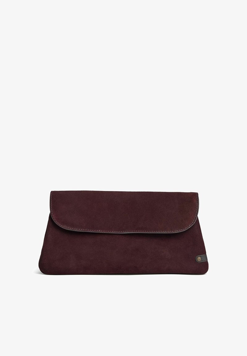 Pochette rectangulaire en daim violet foncé avec fermeture à rabat et petit détail de logo rond en métal dans le coin inférieur droit.