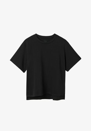 Svart bomull t-shirt med rund hals, korta ärmar och en avslappnad passform. Nederkanten har en lätt rundad fåll med sidslitsar.