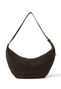 Borsa a spalla in suede marrone scuro con una sola tracolla ampia e chiusura con zip, mostrata su uno sfondo bianco.