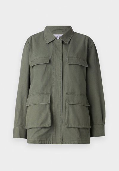 Veste olive en coton mélangé avec un col, fermeture éclair à l'avant et quatre poches extérieures à patch. Équipée de manches longues.