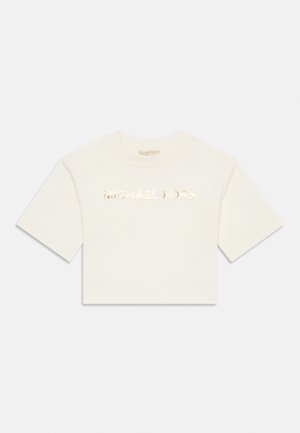 T-shirt branca cropped de manga curta com o texto metálico dourado "MICHAEL KORS" centralizado na frente, contra um fundo liso.