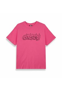 Camiseta de algodón rosa con mangas cortas y cuello redondo. Presenta un texto gráfico en estilo de llama negra centrado en la parte delantera.