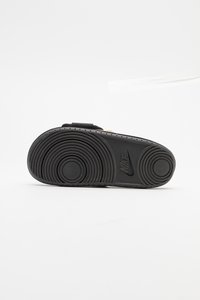Fekete gumi talp, kör alakú taposó mintával és Nike logóval, sima felülettel és látható kopás nélkül. Tartósságra tervezve.