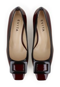 Scarpe con tacco a blocco in pelle verniciata bordeaux, dotate di una fibbia quadrata nera sulla punta e di una fodera interna liscia beige.