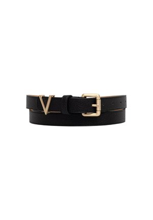Cintura di pelle nera con fibbia dorata e lettera decorativa V dorata vicino alla fibbia, distesa su uno sfondo bianco.