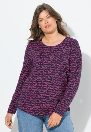 Langarmshirt van marineblauwe katoen met een roze vissenpatroon, ronde halslijn en een relaxte pasvorm, gecombineerd met lichtblauwe jeans.