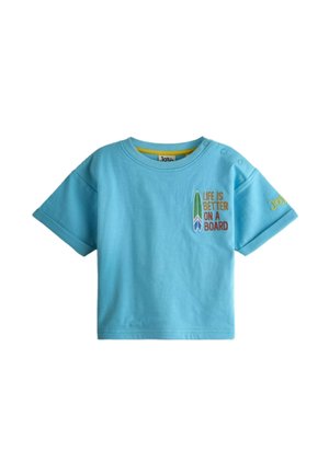 Svetlomodré tričko pre batoľa s vyhrnutými rukávmi, cvokmi na pleciach a grafickým motívom surfovej dosky s nápisom "Život je lepší na doske" na prednej strane.
