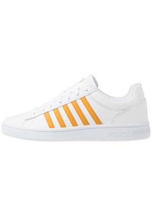 Weißer Sneaker mit niedrigem Schaft, orangen Streifen an der Seite und weißen Schnürsenkeln, mit flacher Gummisohle und gebrandeter Ferse.