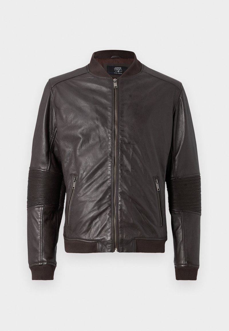 Donkerbruine leren bomberjack met geribde accenten op de mouwen, een voorkleur ritssluiting en kraagontwerp, met een soepele textuur en een nauwsluitende manchet.