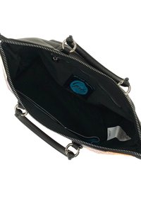 Borsa nera con un'esterno texturizzato, chiusura a zip e rivestimento in tessuto. L'interno presenta un'etichetta del marchio e una tasca aggiuntiva.