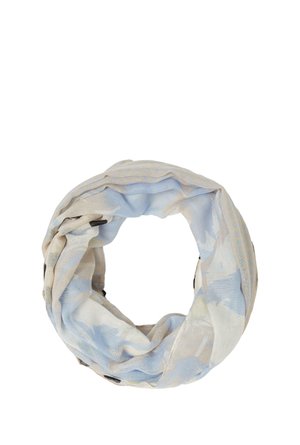 Lichtbeige en blauw patroon lichtgewicht sjaal opgerold tot een cirkelvormige lus op een witte achtergrond.