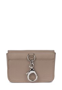 Portafoglio in pelle beige con chiusura a patta, accessori in argento e gancio a forma di aragosta. Texture liscia con cuciture lungo i bordi.