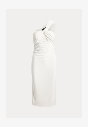 Hvid asymmetrisk midikjole med rynket overdel og tætsiddende nederdel, med en snoet stropdetalje ved halsudskæringen.