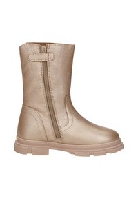 Metalen gouden enkelboot met een textuurleer afwerking, een ritssluiting aan de zijkant en een chunky rubberen zool. Beschikt over stikselaccenten langs de zijkanten.