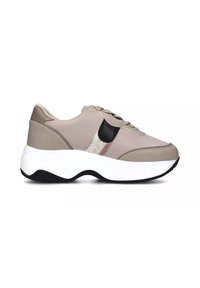 Scarpe da ginnastica beige con un design testurizzato, accenti neri e una suola bianca bombata con un sottile motivo a zigzag.