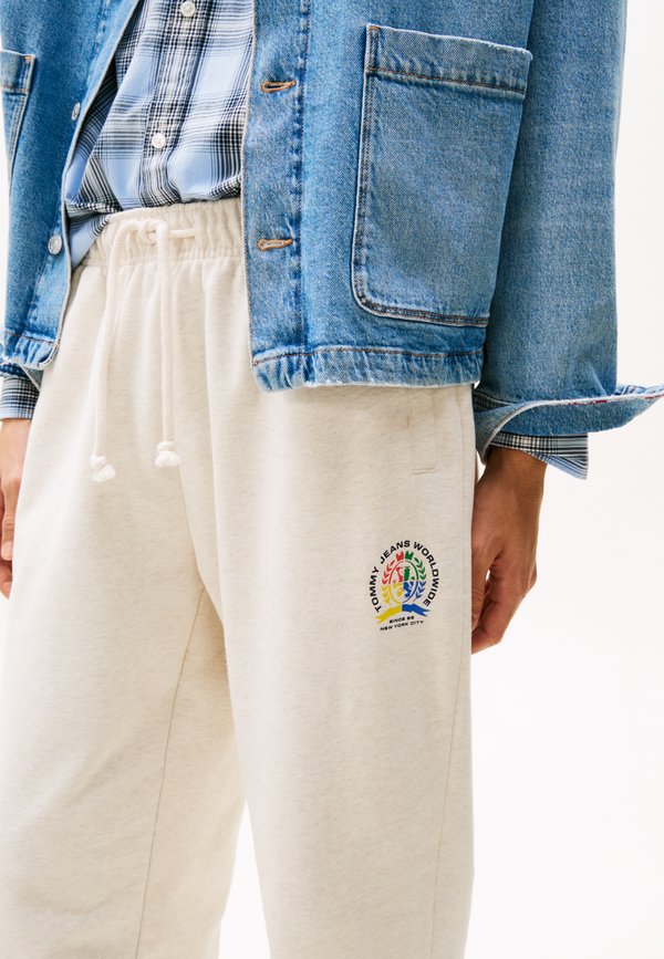 VARSITY - Tracksuit bottoms - oat marl4