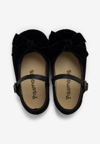 Bailarinas de terciopelo negro con un gran detalle de lazo, correa de piel y plantillas acolchadas con el nombre de la marca impreso.