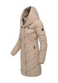 Beige pufferjakke med stor hette, skrå quilting, glidelås foran, sidelommer og svarte detaljert hardware. Glatt tekstur.