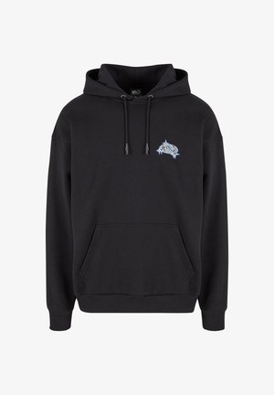 Czarna bawełniana hoodie z kieszenią z przodu, kapturem z sznurkiem i małym, niebieskim haftowanym logo na klatce piersiowej. Miękka tekstura, swobodny design.