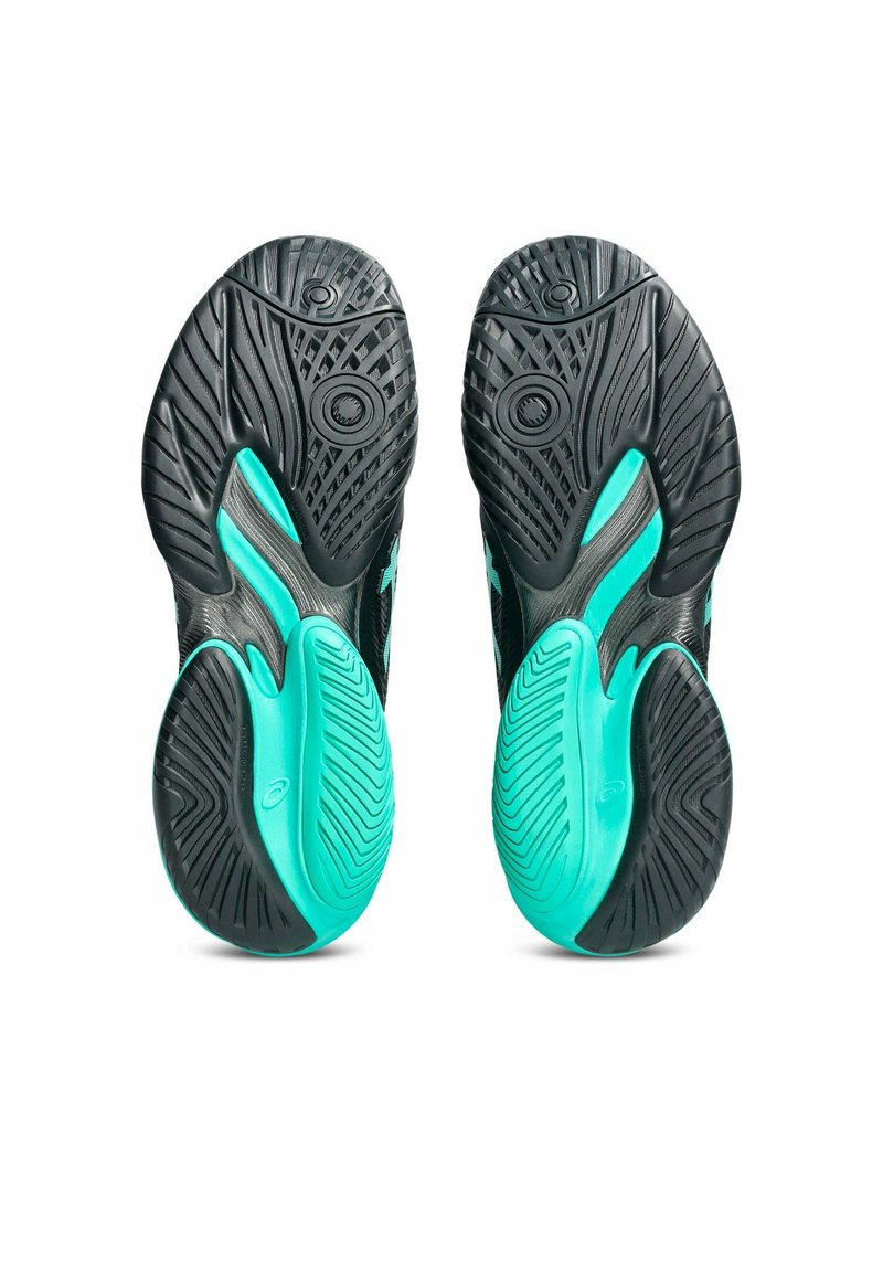 Semelles de chaussures de sport noires et turquoise vues par en dessous avec des motifs de bande de roulement texturés et des rainures courbes pour la traction et le soutien.