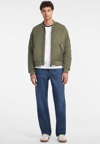 Guess Jeans Bomber stiliaus striukė - olivgrün