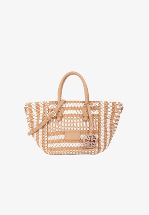 Sac à main tressé beige et blanc avec poignées tressées, bandoulière ajustable, et un pendentif en cuir rond décoratif suspendu à l'avant.