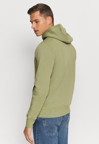 Tommy Hilfiger LOGO HOODY - Džemperis su gobtuvu - faded olive