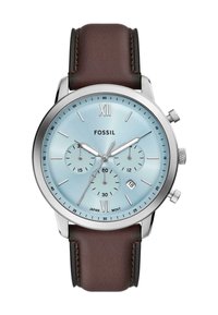 Orologio cronografo con quadrante azzurro chiaro, cassa in acciaio argentato, cinturino in pelle marrone e display della data; presenta tre sottoquadranti e numeri romani.