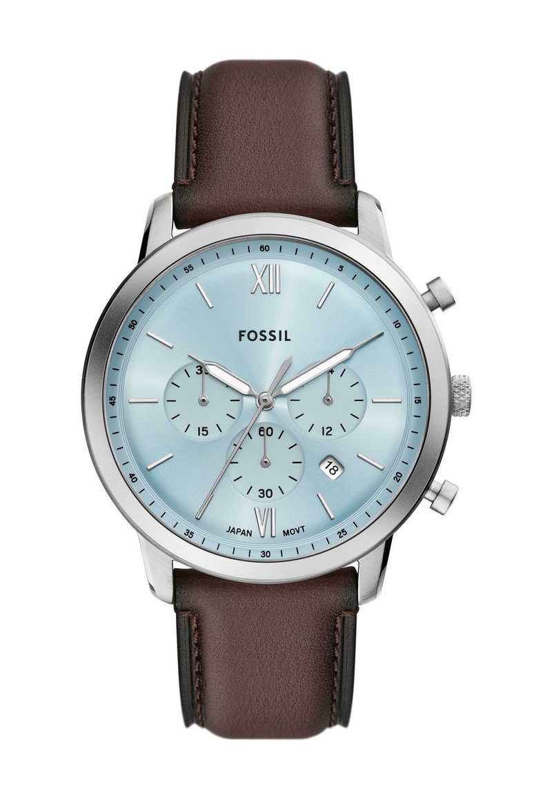 Orologio cronografo con quadrante azzurro chiaro, cassa in acciaio argentato, cinturino in pelle marrone e display della data; presenta tre sottoquadranti e numeri romani.